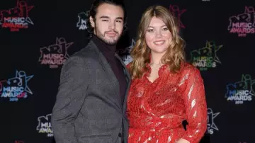 La robe longue portefeuille en soie imprimée avec fils métallisés Rouge de Héloïse Martin aux NRJ Music Awards 2019