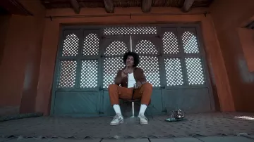 Les chaussures Adidas Coast Star en blanc de Rilès dans son clip QUEEN