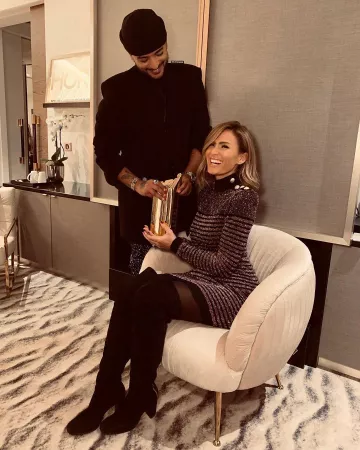 La robe courte en maille métallisée à manches longues de Vitaa sur son compte Instagram @vitaa