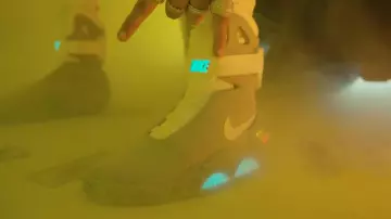 Les sneakers Nike MAG Back to the Future (2016) de El Alfa dans le clip Coronao Now de El Alfa "El Jefe" x Lil Pump