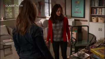 Vest red Julia Sasaki (Amy Okuda) in Atypical (S03E10)
