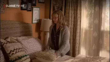 Gilet gris de Elsa Gardner (Jennifer Jason Leigh) dans Atypical (S03E10)