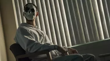 La réplique du masque de Billy Russo (Ben Barnes) dans Marvel's The Punisher (S02E03)
