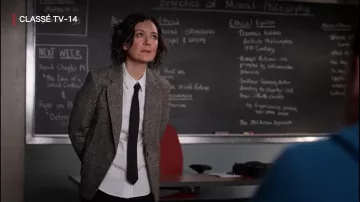 White shirt of Professor Judd (Sara Gilbert) in Atypical (S03E07)