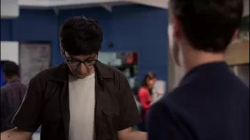 Shirt black Zahid (Nik Dodani) in Atypical (S03E07)