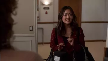 Top blouse red Julia Sasaki (Amy Okuda) in Atypical (S03E07)