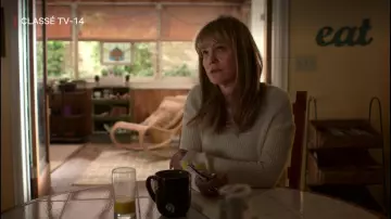 Pull blanc de Elsa Gardner (Jennifer Jason Leigh) dans Atypical (S03E08)