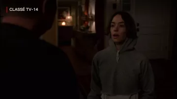 Sweat-shirt gris court de Casey Gardner (Brigette Lundy-Paine) dans Atypical (S03E08)