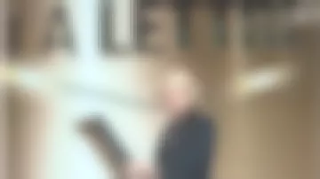 La chaqueta jacquard estilo militaite con encaje en las muñecas de Sophie Davant en las primeras imágenes de La Lettre