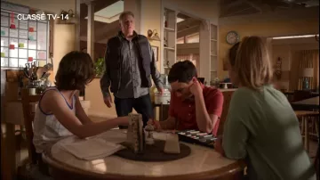 Down jacket sleeveless black Doug Gardner (Michael Rapaport) in Atypical (S03E09)
