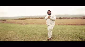 Rod Wave's Classic Polo Ralph Lauren Jogging Pants in Rod Wave - Sky Priority (Video Musical Oficial)