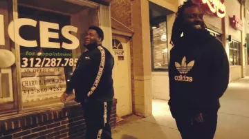 Rod Wave's Ralph Lauren Logo Polo Band Jogging Pants en su sky priority video musical