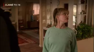 Pull vert de Elsa Gardner (Jennifer Jason Leigh) dans Atypical (S03E09)