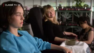 Pull bleu de Casey Gardner (Brigette Lundy-Paine) dans Atypical (S03E09)