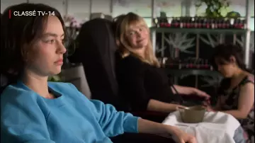 Pull bleu de Casey Gardner (Brigette Lundy-Paine) dans Atypical (S03E09)