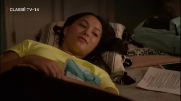 T-shirt yellow short of Izzie (Fivel Stewart) in Atypical (S03E09)