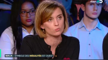 The black cardigan love is all, embroidery colorful heart-shaped Camille Girerd in C policy the 10.11.2019