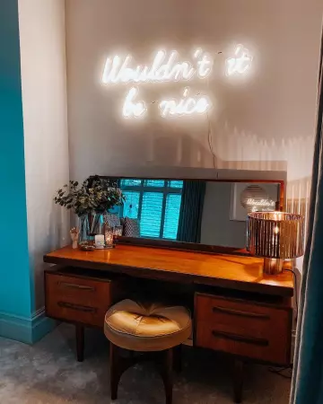 La oficina de Zoella con espejo retro en la cuenta de Instagram de @zoesugg