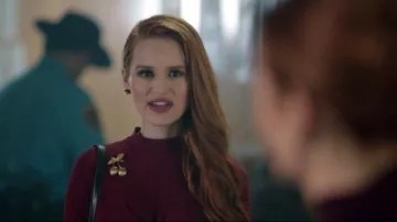 La broche ce­rises en or de Cheryl Blossom (Madelaine Petsch) dans Riverdale (S01E07)