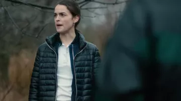 Chaqueta negra de Lea Herst (Luise Befort) en We, The Wave (S01E02)