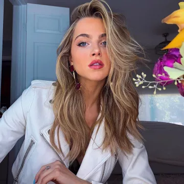 La veste de moto en cuir blanc porté par Anne Hivers sur l'Instagram account @annewinters