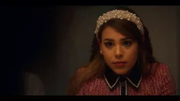 Tiara of pearl Lu (Danna Paola) in Elite (S02E08)