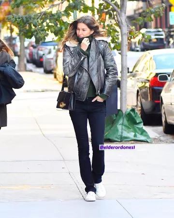 Dior Montaigne Sac Noir porté par Gisele Bündchen Ville de New York, le 9 novembre 2019