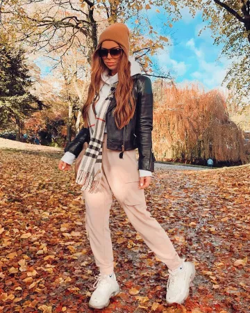 Balenciaga White Sneakers of Beth Bartram on the Instagram account @beth_bartram