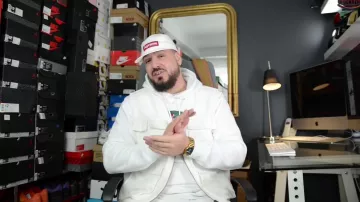 La montre couleur or porté par Tonton Gibs dans Je teste "Klekt" en commandant la Nike Air Fear Of God 1 "Sail"