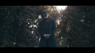 Le manteau trench noir de DDG dans DDG - WHY/ARGUMENTS PT. 2 (Official Music Video)