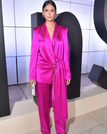 Carolina Bucci Or Blanc Hoop Boucles d'oreilles de Nina Dobrev sur l'Instagram account @nina 27 octobre 2019