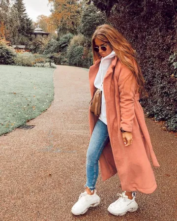 Rose à la Palangre avec Ceinture Manteau de Laine de Beth Bartram sur l'Instagram account @beth_bartram