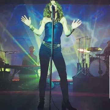 Frame Le Col­or Cropped Mid Rise Skin­ny Jeans worn by Vanessa Paradis Les Sources Tour Concert in St Lo November 5, 2019