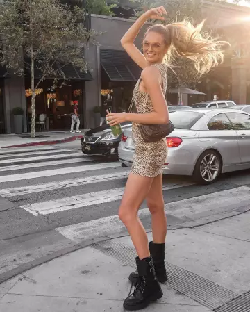 Louis Vuitton Mul­ti Pochette Ac­ces­soires in Ka­ki worn by Romee Strijd Instagram November 10, 2019