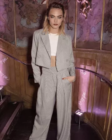Cara Delevingne Monde pied-de-poule Pantalon de Cara Delevingne sur l'Instagram account @caradelevingne 24 octobre 2019