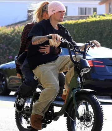 Jennifer Fisher Mi­ni Sami­ra Hoop Ear­rings worn by Hailey Baldwin Scootering Around Hollywood November 10, 2019