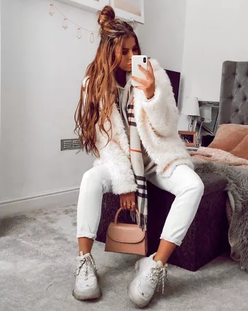 Balenciaga Triple S sneak­ers of Beth Bartram on the Instagram account @beth_bartram