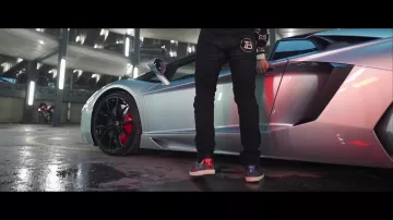 El logotipo de Jean Slim con Balmain de Einár en Einár - Drip 2 Hard (Video Oficial)