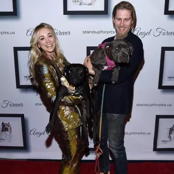The jacket Blazer brocade floral double-breasted of Kaley Cuoco on the account Instagram of @kaleycuoco