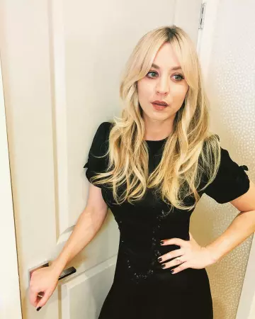 The little black dress style 40's Kaley Cuoco on the account Instagram of @kaleycuoco