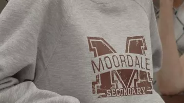 Sudadera Mordale usada por Maeve Wiley (Emma Mackey) en Sex Education (S00E00)
