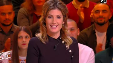 The black sweater collar and buttons rhinestone Caroline Ithurbide in It is that of the tv !the 11.11.2019