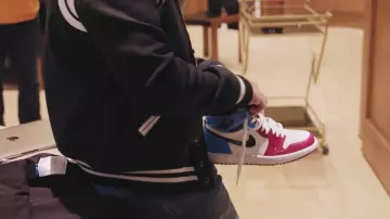 Sneakers Red and Blue of Hamza in the video 24 HOURS with Hamza at the Pitchfork Festival | GQ