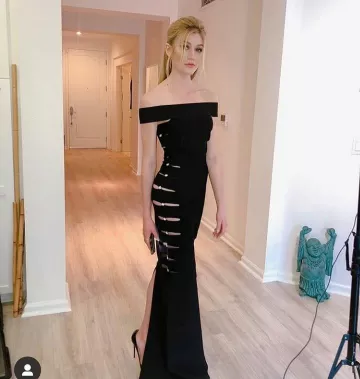 Christian Louboutin So Kate Patent Pointed Toe Red Sole Pump de Katherine McNamara en la cuenta de Instagram @kat.mcnamara 11 de noviembre de 2019