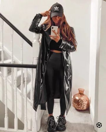 Balenciaga Black Track Train­ers of Beth Bartram on the Instagram account @beth_bartram