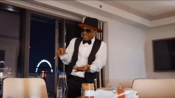 Gafas Dita Gafas de sol de montura cuadrada negra y dorada de Plies en el video musical Plies ft. DaBaby - "Boss Friends" (Video musical oficial)