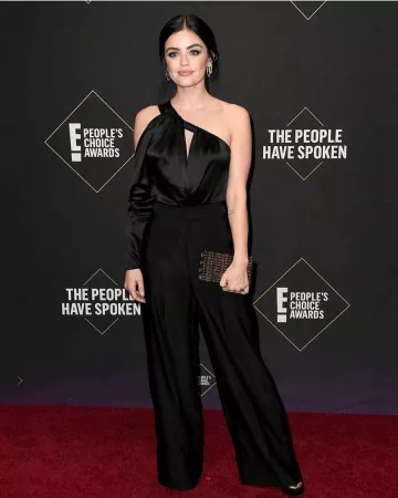 Stuart Weitzman Sohot Sandale de Lucy Hale sur l'Instagram account @lucyhale 11 novembre 2019