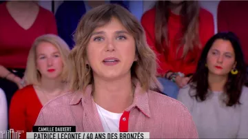 La chemise en velours côtelé rose pâle coupe oversize de Camille Dauxert dans Clique le 11.11.2019