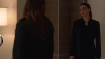 Theory Striped Blaz­er worn by Lena Luthor (Katie McGrath) in Supergirl Season 05 Episode 06