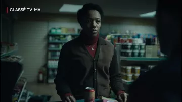 Pull col roulé bordeaux de Bonnie (Naomi Ackie) dans The End of the F***ing World (S02E01)